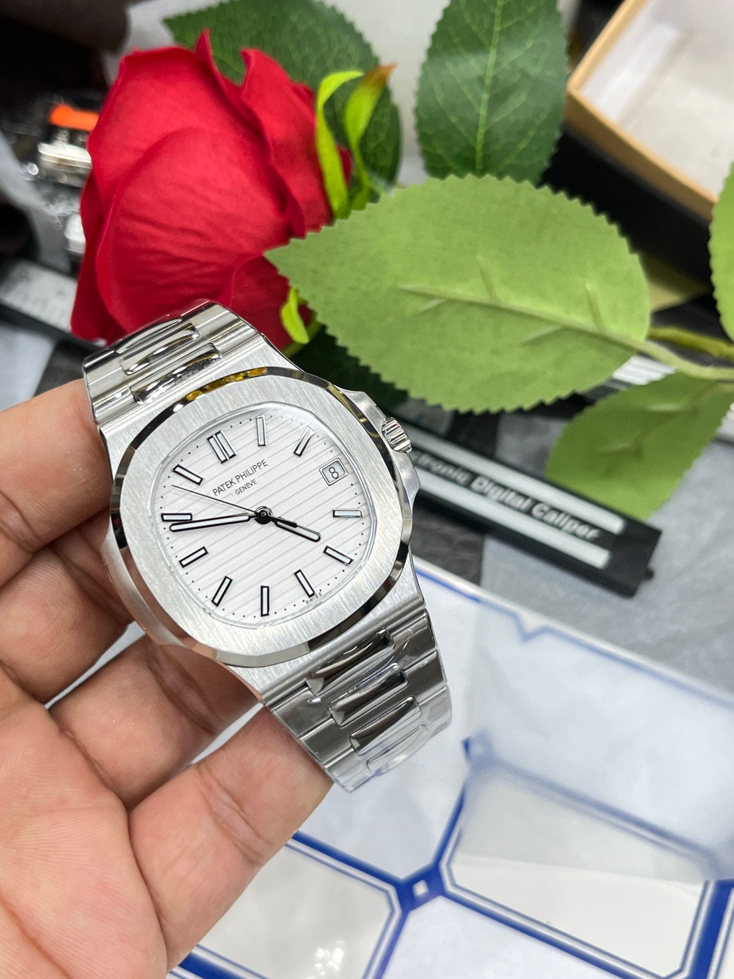 Patek Philippe Nautilus 5711/1A-011 (Patek Philippe Nautilus 5711 с белым циферблатом)