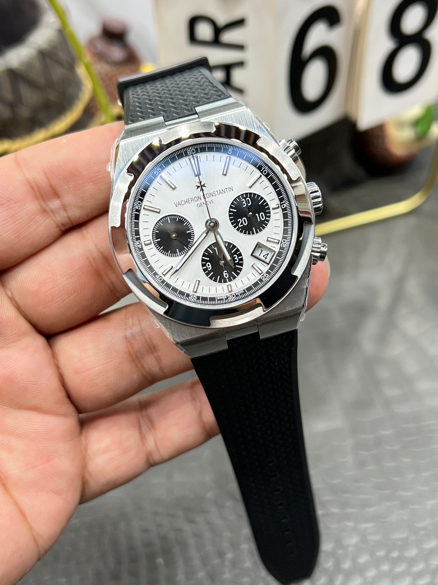 江诗丹顿 5500V110AB075 ChatGPT 说：  Vacheron Constantin Overseas Self-Winding 41 mm – Ref. 5500V/110A-B075