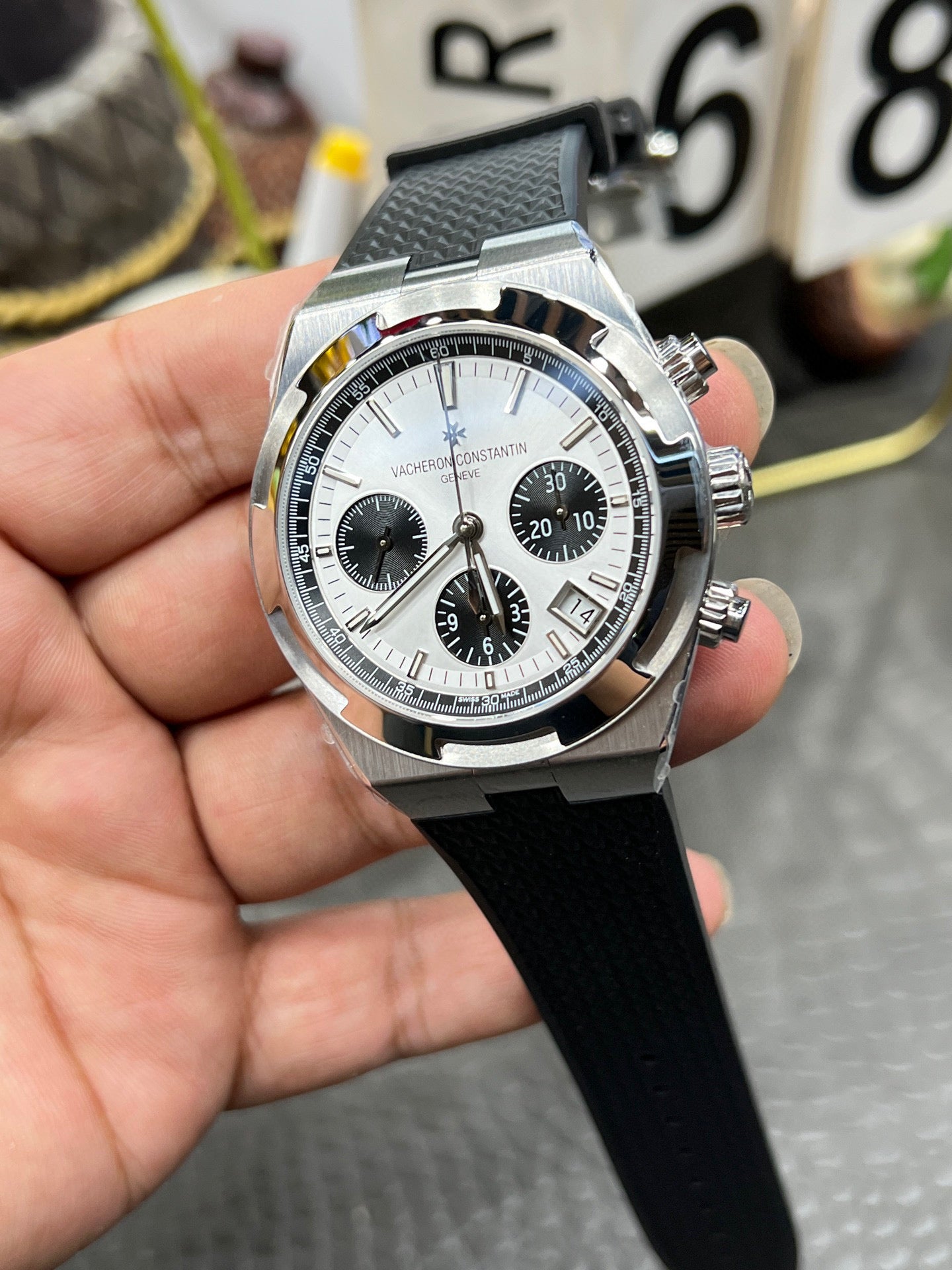 江诗丹顿 5500V110AB075 ChatGPT 说：  Vacheron Constantin Overseas Self-Winding 41 mm – Ref. 5500V/110A-B075