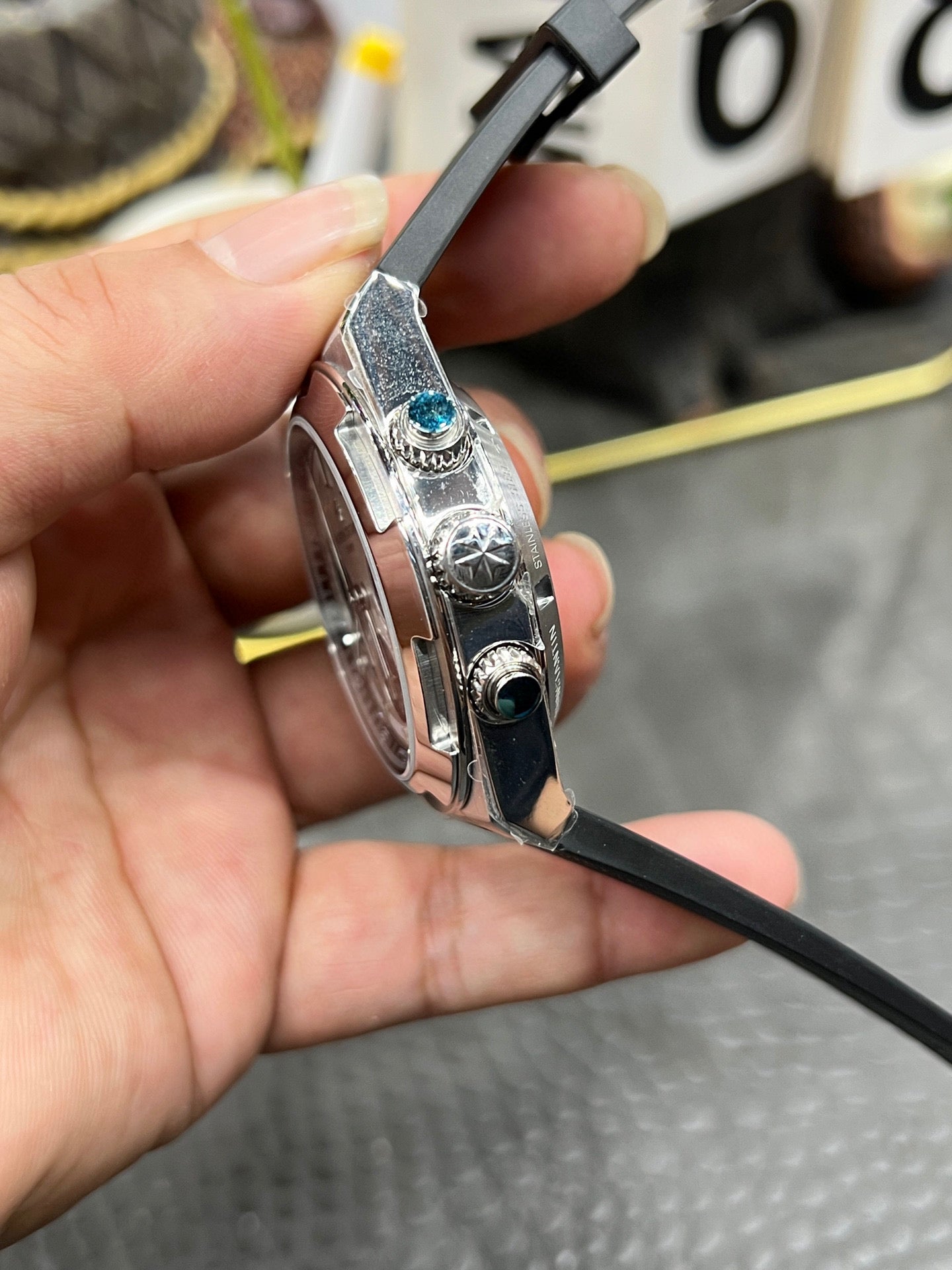 江诗丹顿 5500V110AB075 ChatGPT 说：  Vacheron Constantin Overseas Self-Winding 41 mm – Ref. 5500V/110A-B075