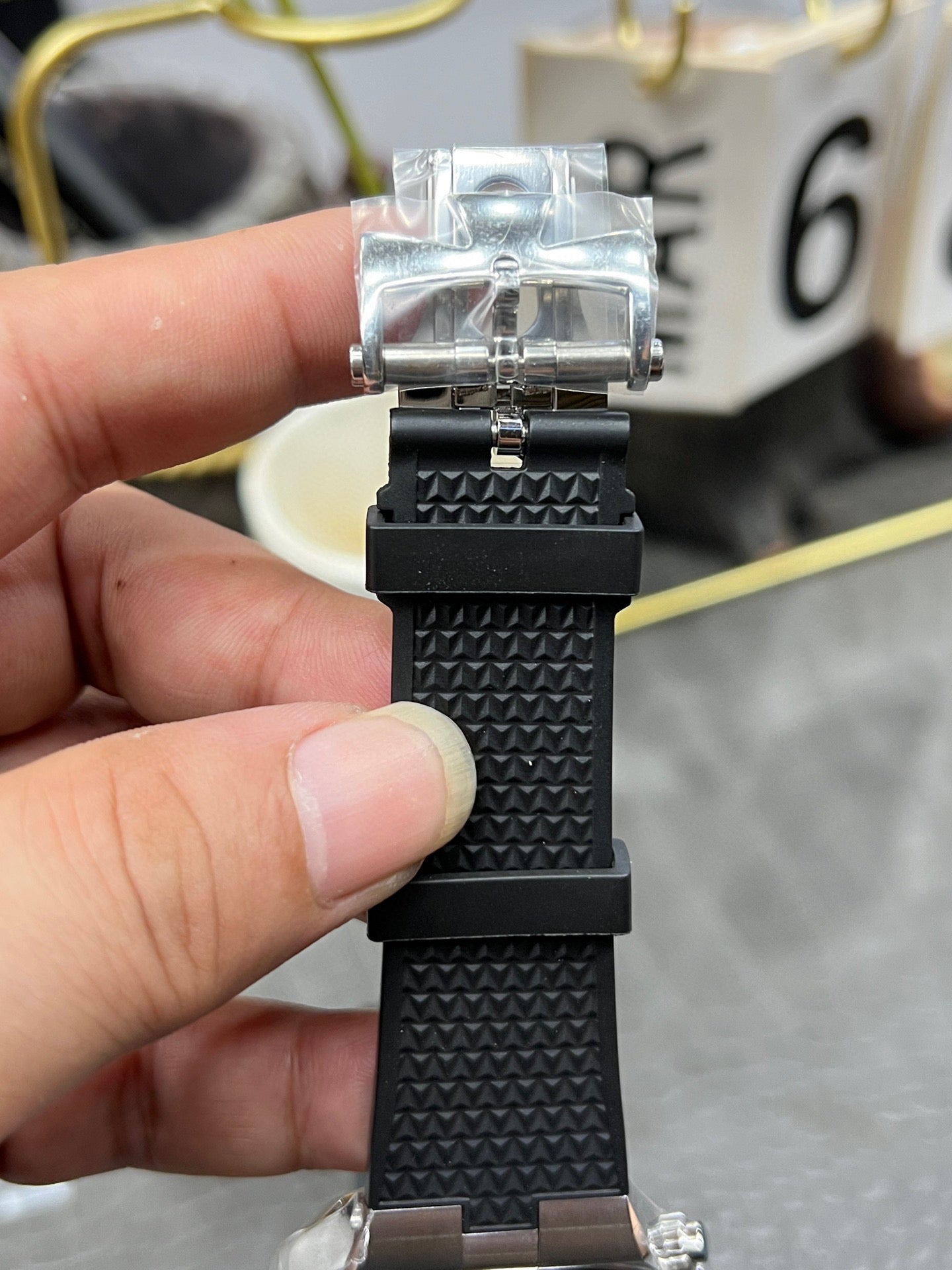 江诗丹顿 5500V110AB075 ChatGPT 说：  Vacheron Constantin Overseas Self-Winding 41 mm – Ref. 5500V/110A-B075