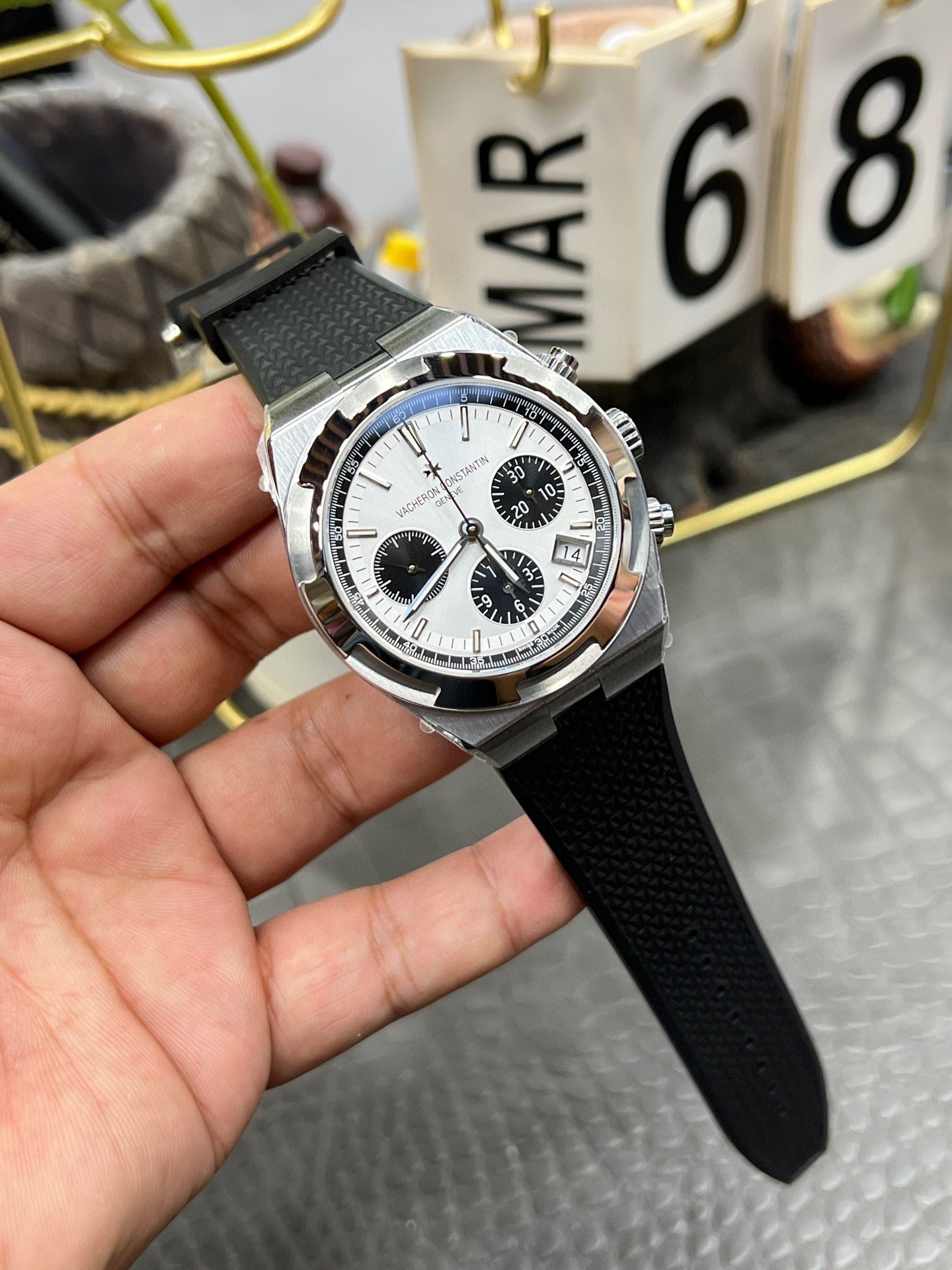 江诗丹顿 5500V110AB075 ChatGPT 说：  Vacheron Constantin Overseas Self-Winding 41 mm – Ref. 5500V/110A-B075