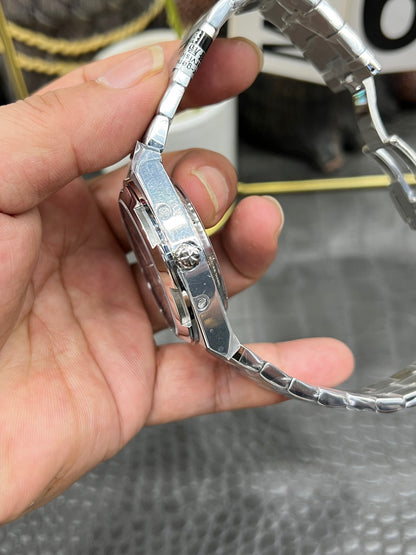 Vacheron Constantin Overseas Perpetual Calendar Ultra-Thin Skeleton 41.5 mm – Ref. 4300V/220G-B946