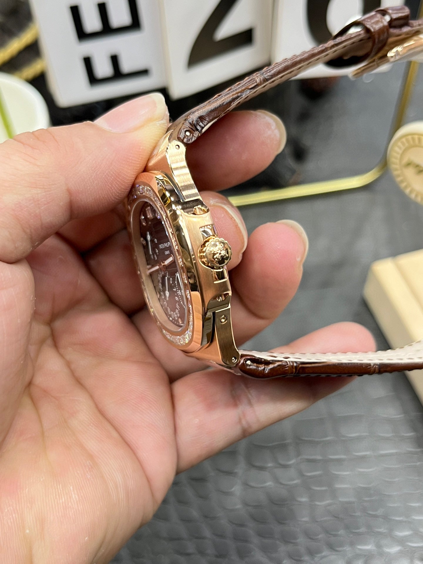 he Patek Philippe Nautilus 5712/1R-001 is a distinguished model in the Nautilus collection, renowned for its elegant design and sophisticated complications.