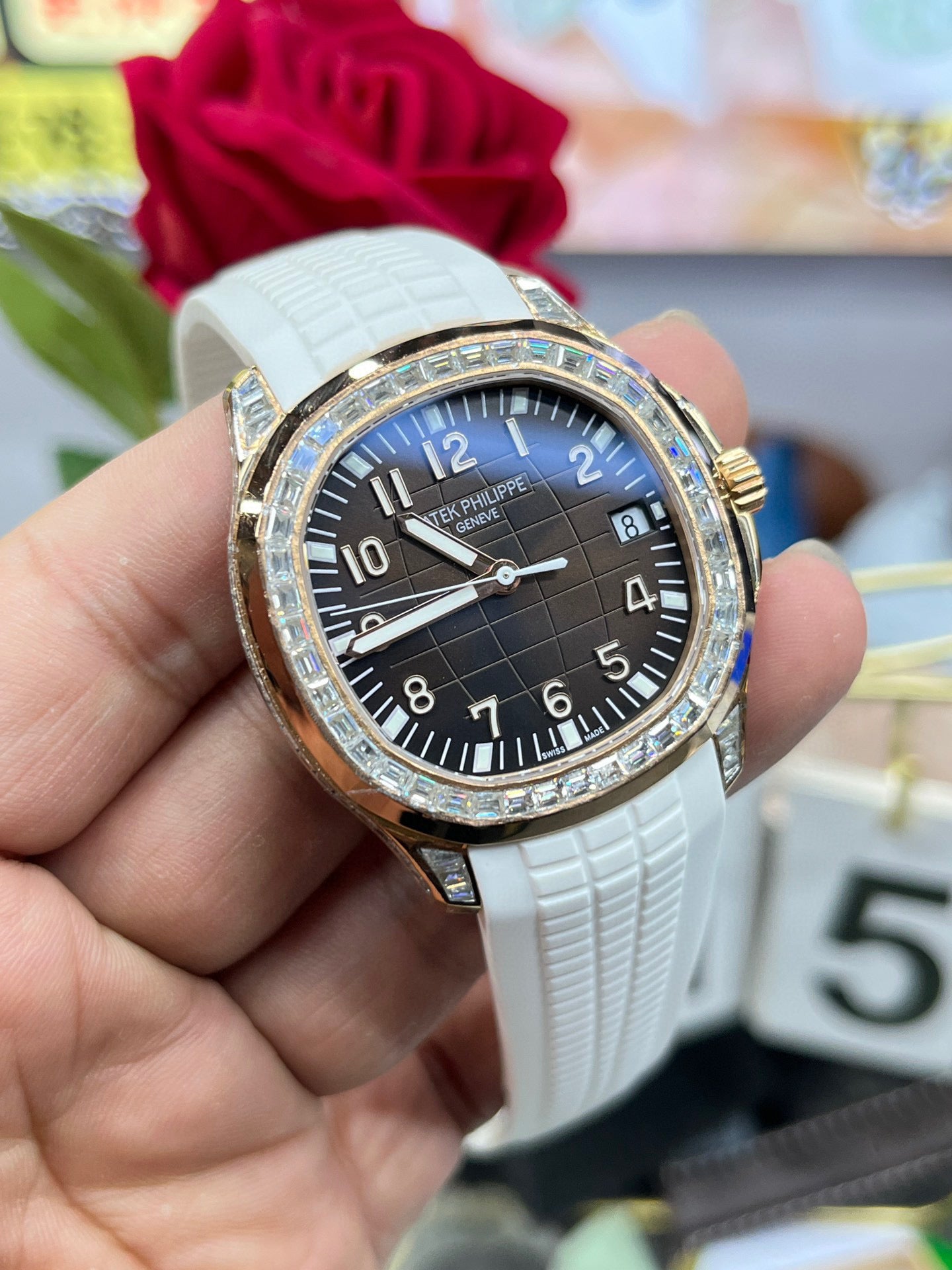 Patek Philippe Nautilus часы из розового золота с бриллиантовым безелем