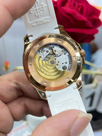 Patek Philippe Nautilus часы из розового золота с бриллиантовым безелем