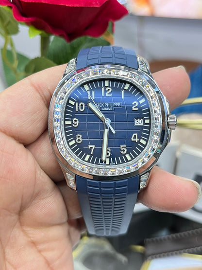 Patek Philippe Nautilus c синим циферблатом и бриллиантовым безелем