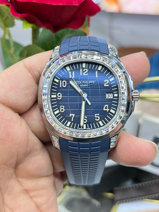 Patek Philippe Nautilus c синим циферблатом и бриллиантовым безелем