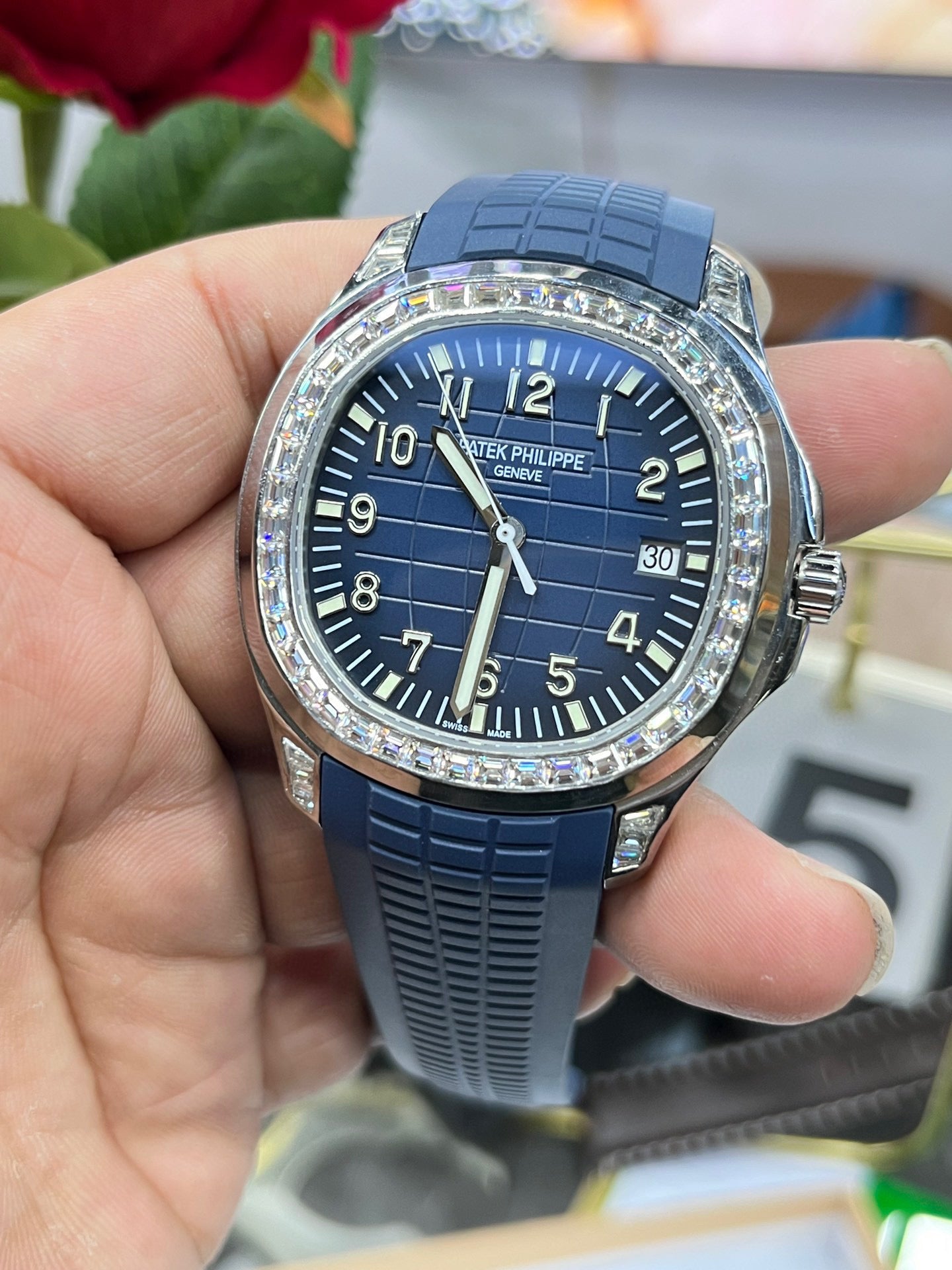 Patek Philippe Nautilus c синим циферблатом и бриллиантовым безелем