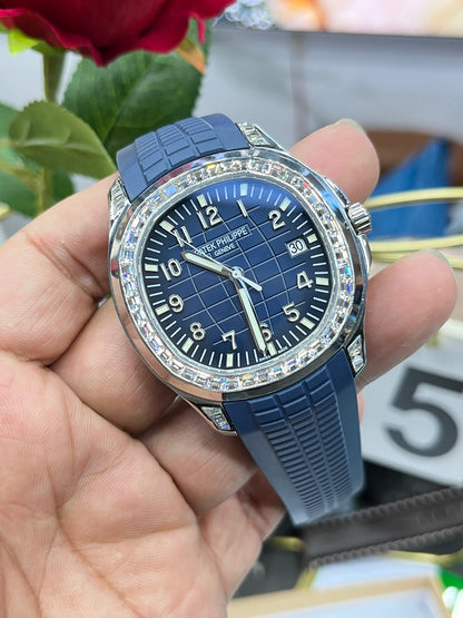 Patek Philippe Nautilus c синим циферблатом и бриллиантовым безелем