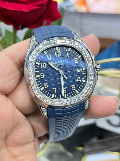 Patek Philippe Nautilus c синим циферблатом и бриллиантовым безелем