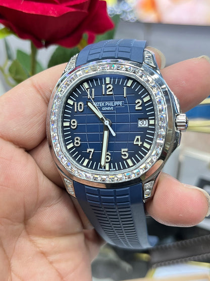 Patek Philippe Nautilus c синим циферблатом и бриллиантовым безелем