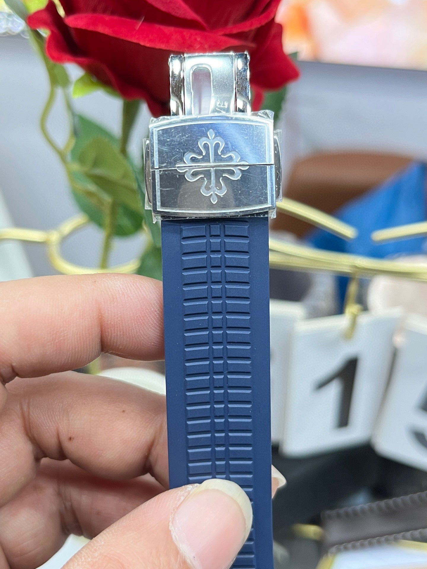 Patek Philippe Nautilus c синим циферблатом и бриллиантовым безелем