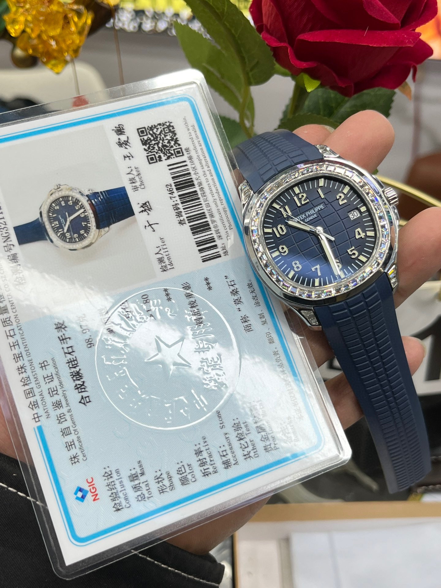 Patek Philippe Nautilus c синим циферблатом и бриллиантовым безелем