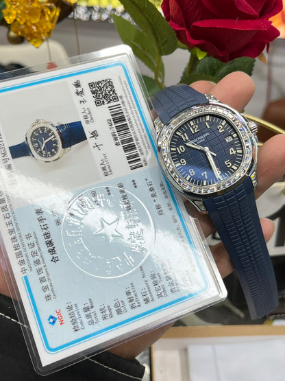 Patek Philippe Nautilus c синим циферблатом и бриллиантовым безелем