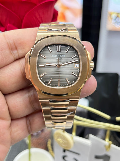Patek Philippe Nautilus 5711/1R-001 (Patek Philippe Nautilus из розового золота)