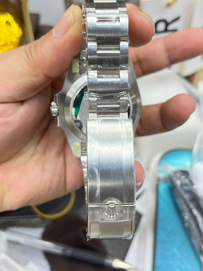Rolex Submariner Date 116610LV (Rolex Submariner “зелёный люм/Green Hulk”, второе поколение)