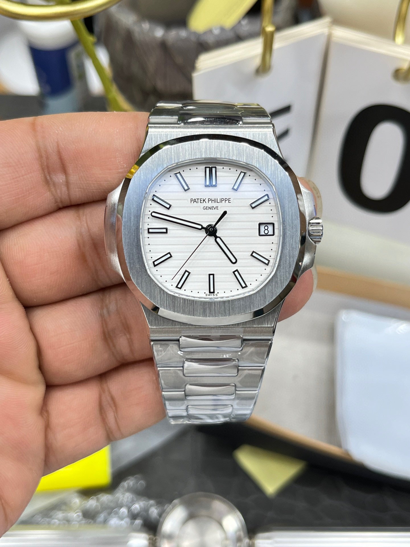Patek Philippe Nautilus 5711/1A-011 (Patek Philippe Nautilus 5711 с белым циферблатом)