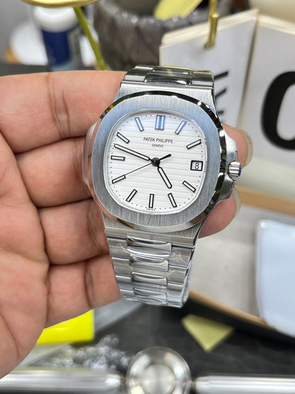Patek Philippe Nautilus 5711/1A-011 (Patek Philippe Nautilus 5711 с белым циферблатом)