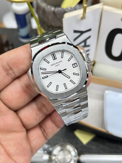 Patek Philippe Nautilus 5711/1A-011 (Patek Philippe Nautilus 5711 с белым циферблатом)