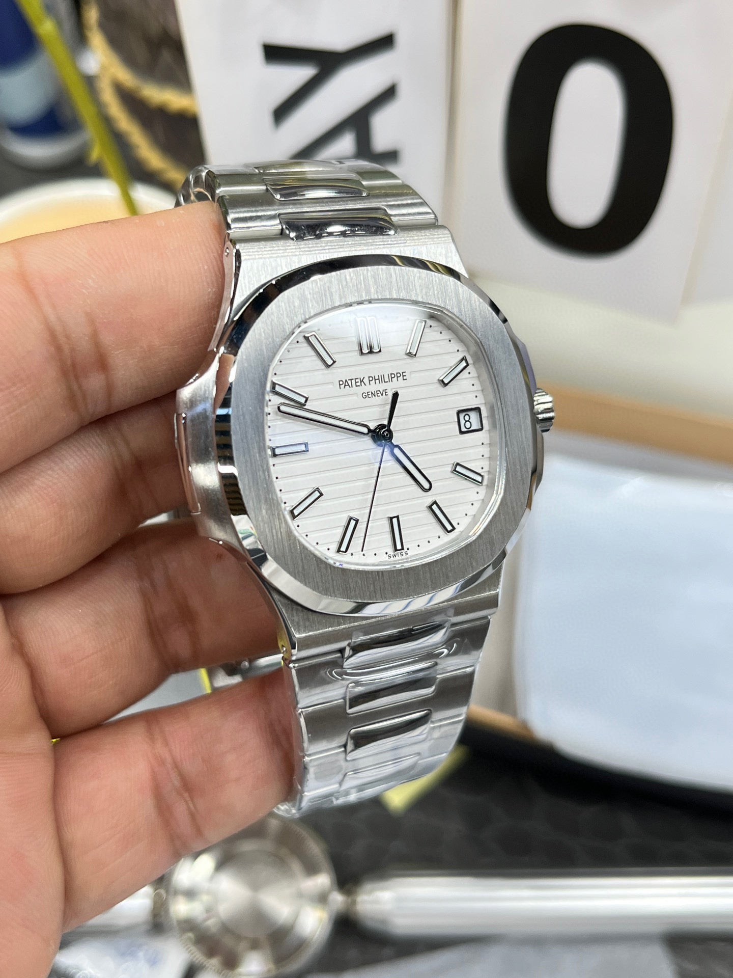 Patek Philippe Nautilus 5711/1A-011 (Patek Philippe Nautilus 5711 с белым циферблатом)