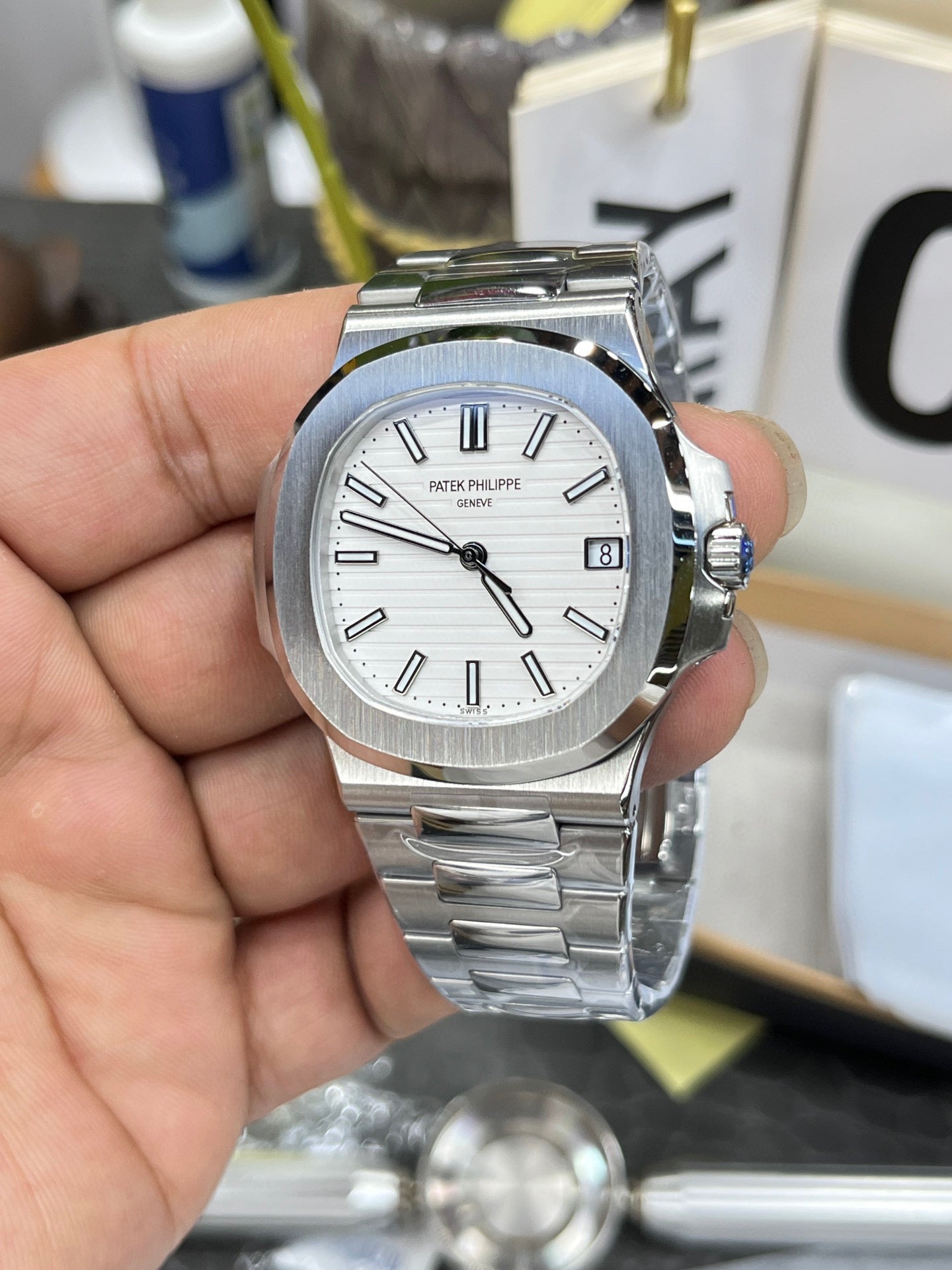 Patek Philippe Nautilus 5711/1A-011 (Patek Philippe Nautilus 5711 с белым циферблатом)