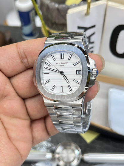Patek Philippe Nautilus 5711/1A-011 (Patek Philippe Nautilus 5711 с белым циферблатом)