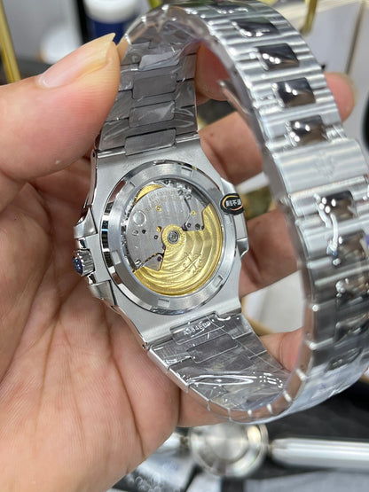 Patek Philippe Nautilus 5711/1A-011 (Patek Philippe Nautilus 5711 с белым циферблатом)