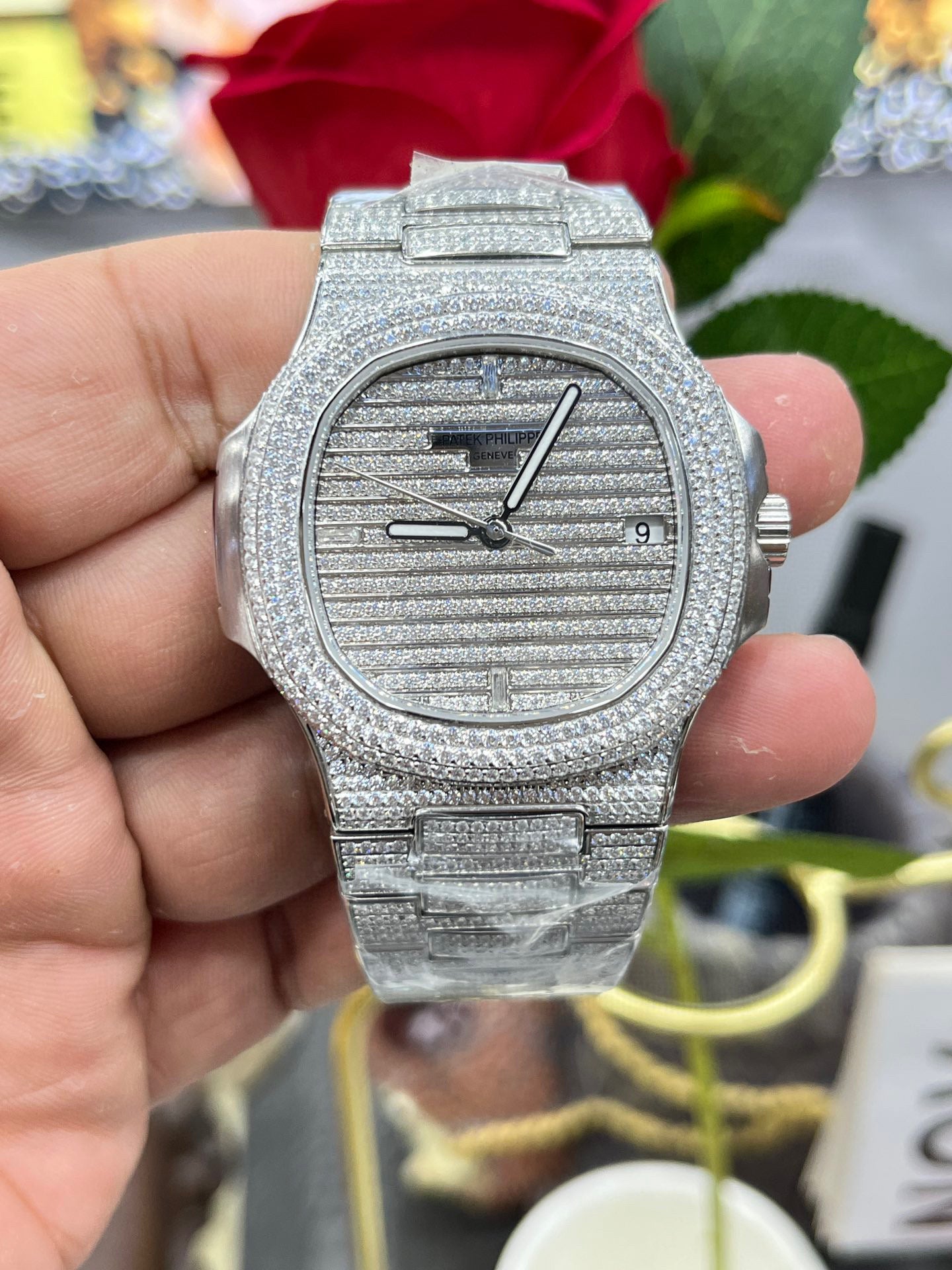 Patek Philippe Nautilus 5711 Full Diamond Custom (Patek Philippe Nautilus 5711 полностью инкрустированный бриллиантами)