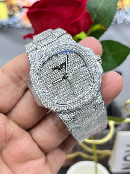 Patek Philippe Nautilus 5711 Full Diamond Custom (Patek Philippe Nautilus 5711 полностью инкрустированный бриллиантами)