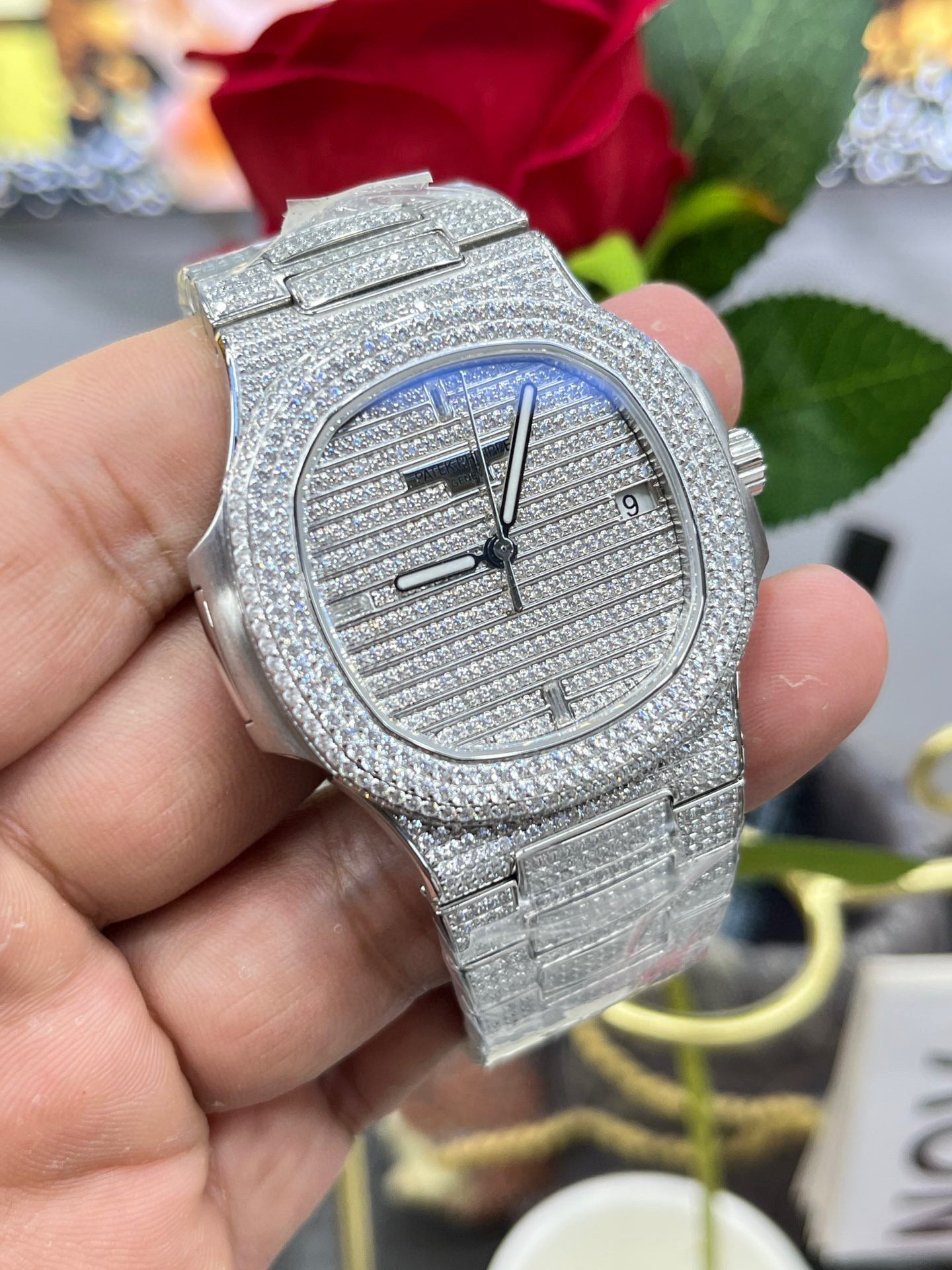 Patek Philippe Nautilus 5711 Full Diamond Custom (Patek Philippe Nautilus 5711 полностью инкрустированный бриллиантами)