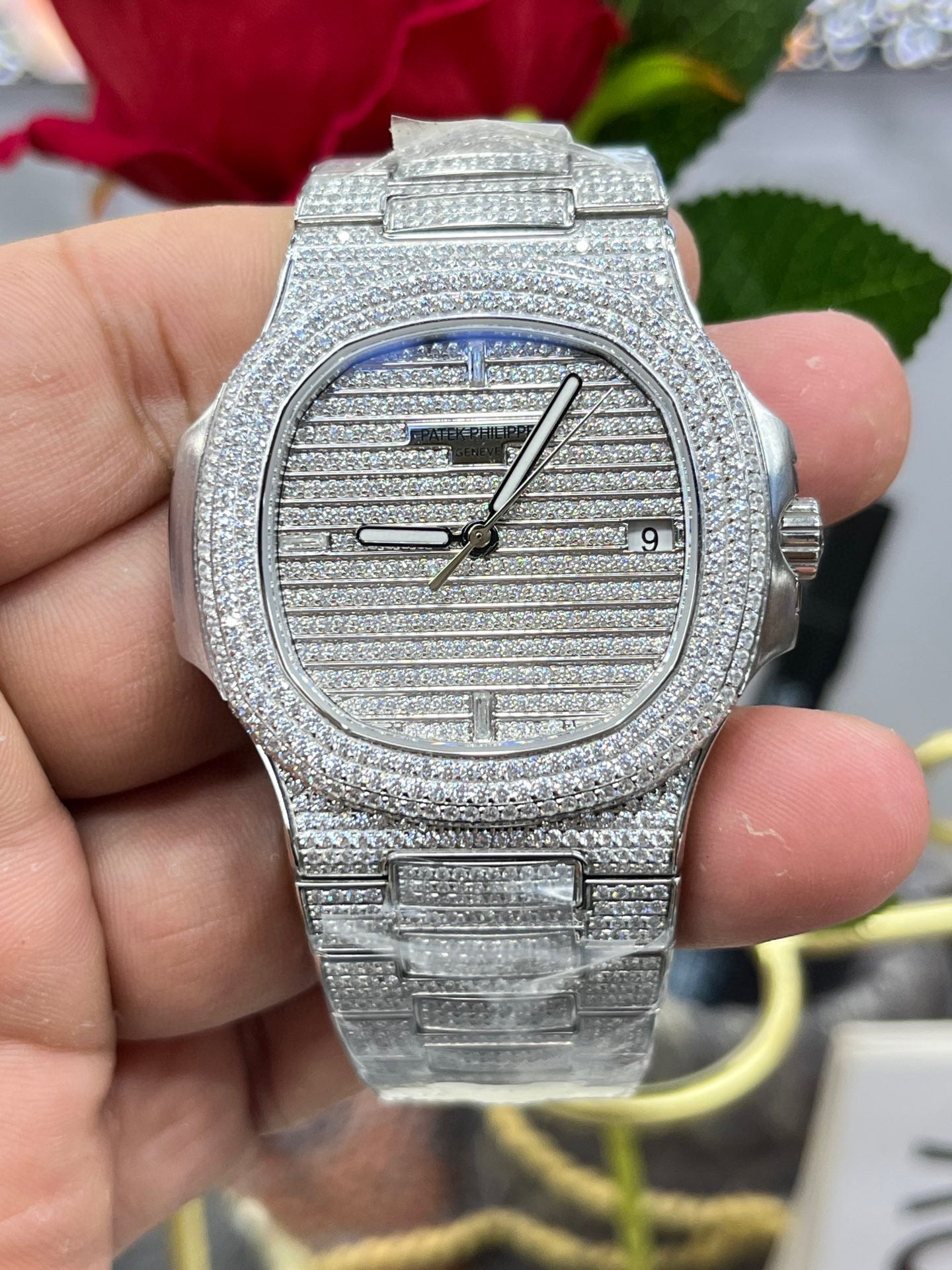 Patek Philippe Nautilus 5711 Full Diamond Custom (Patek Philippe Nautilus 5711 полностью инкрустированный бриллиантами)