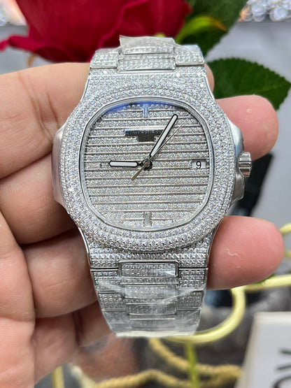 Patek Philippe Nautilus 5711 Full Diamond Custom (Patek Philippe Nautilus 5711 полностью инкрустированный бриллиантами)
