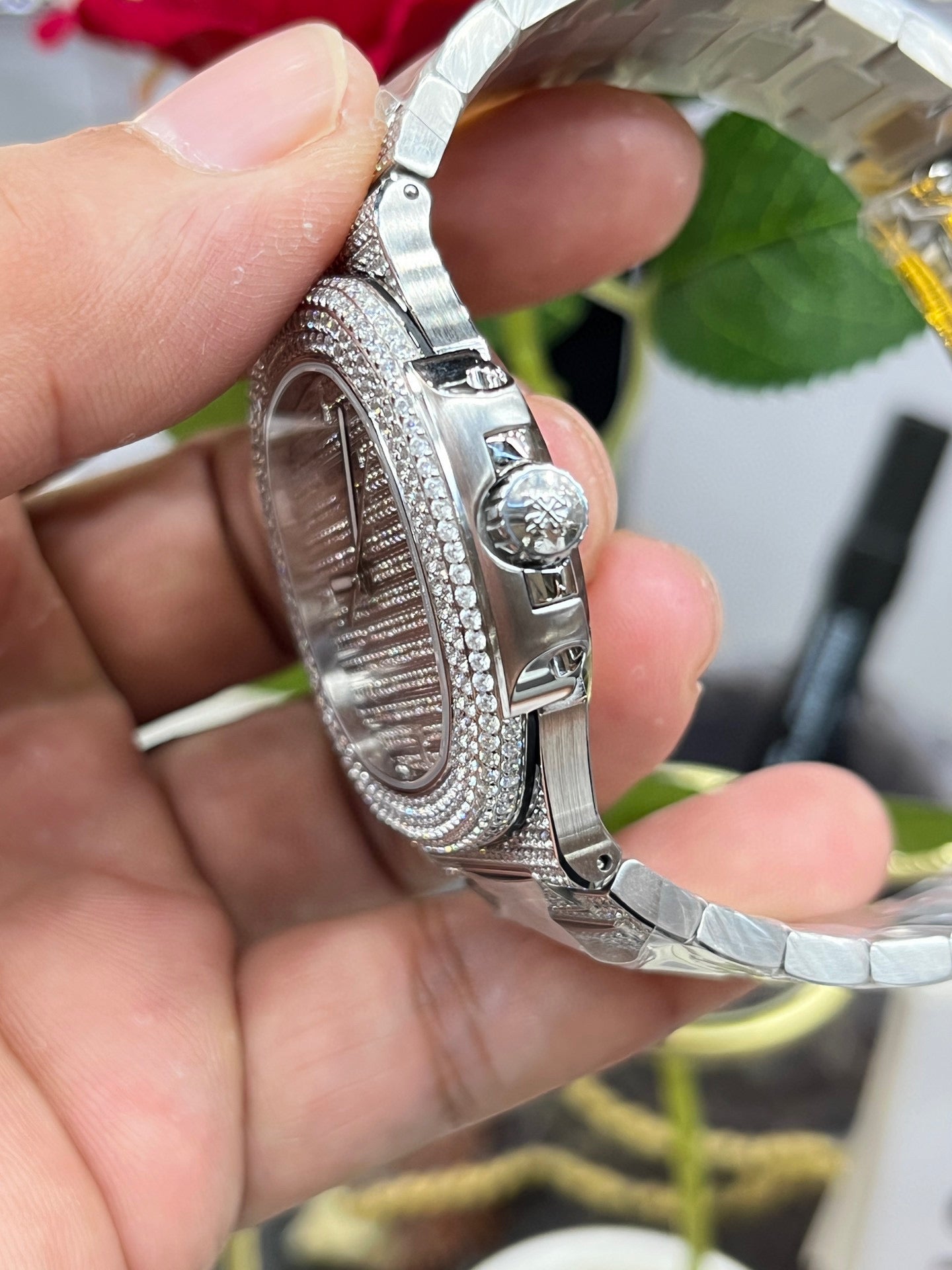 Patek Philippe Nautilus 5711 Full Diamond Custom (Patek Philippe Nautilus 5711 полностью инкрустированный бриллиантами)