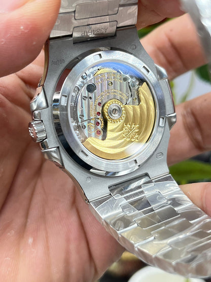 Patek Philippe Nautilus 5711 Full Diamond Custom (Patek Philippe Nautilus 5711 полностью инкрустированный бриллиантами)