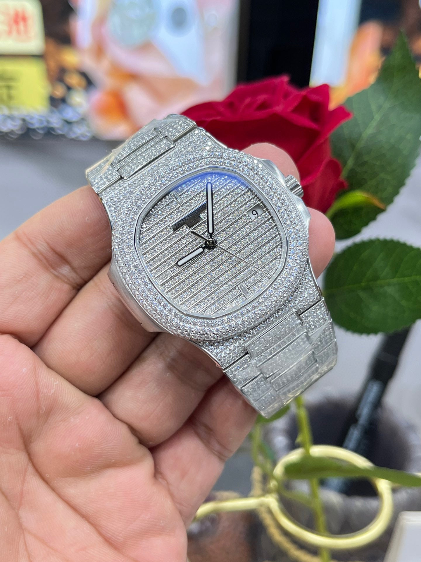 Patek Philippe Nautilus 5711 Full Diamond Custom (Patek Philippe Nautilus 5711 полностью инкрустированный бриллиантами)