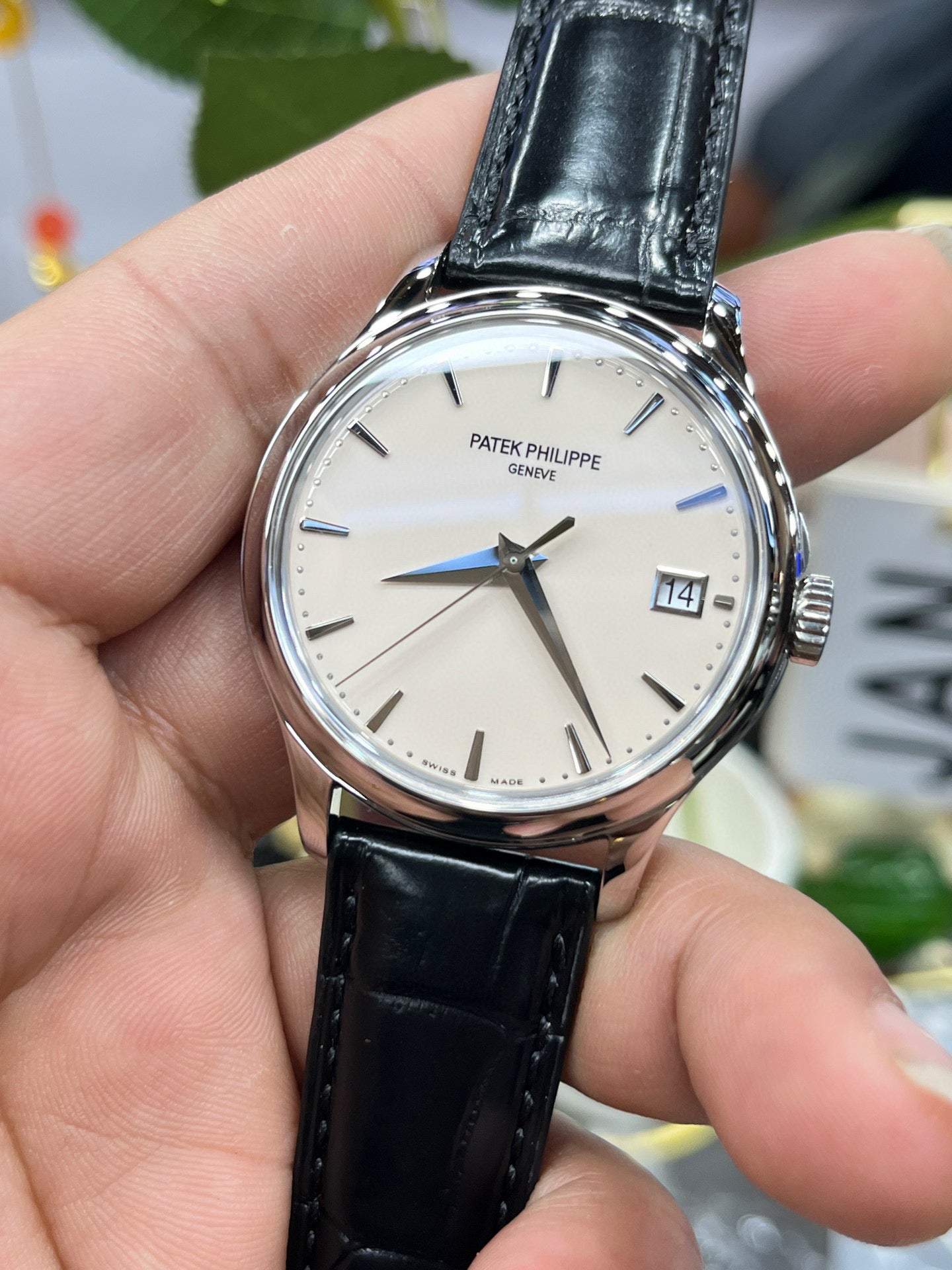 Patek Philippe Calatrava 5227G-001 (Patek Philippe Calatrava «флип-кейс», белое золото)