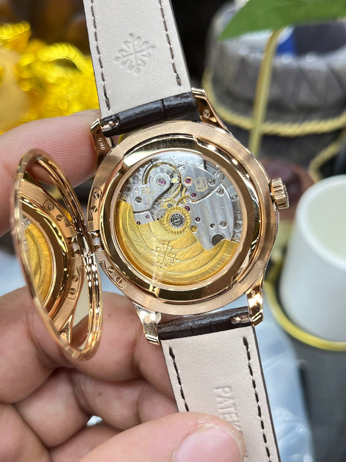 Patek Philippe Calatrava 5227R-001 (Patek Philippe Calatrava «флип-кейс», розовое золото)